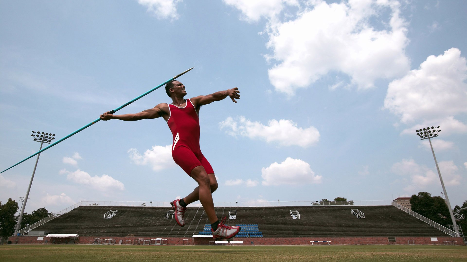 英超争冠焦点战，毕尔巴鄂生死战背后的美国意志